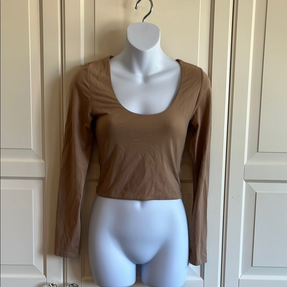 Aritzia Babaton Contour scoop neck long sleeve Tan Size Medium - Picture 3 of 10